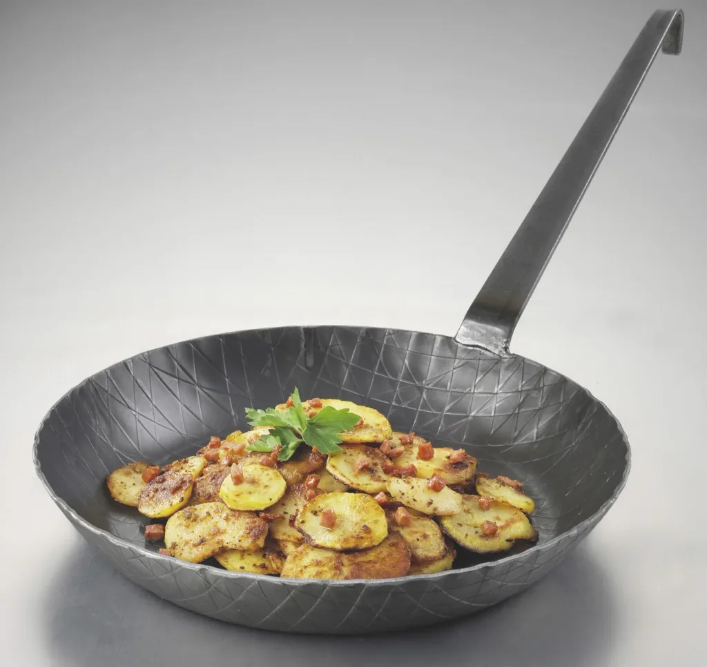 Wrought iron frying pan, with high rim and hooked handle, Ø 28 x 4.2 cm