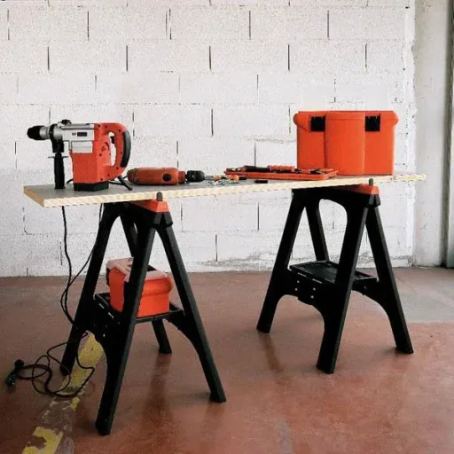 Set van 2 kunststof universele zaagbokken, draagvermogen 200 kg per bok, oranje met geperforeerde opbergplaat