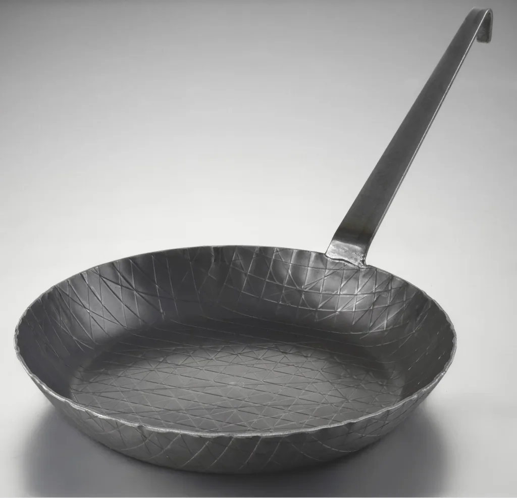 Wrought iron frying pan, with high rim and hooked handle, Ø 24 x 4 cm