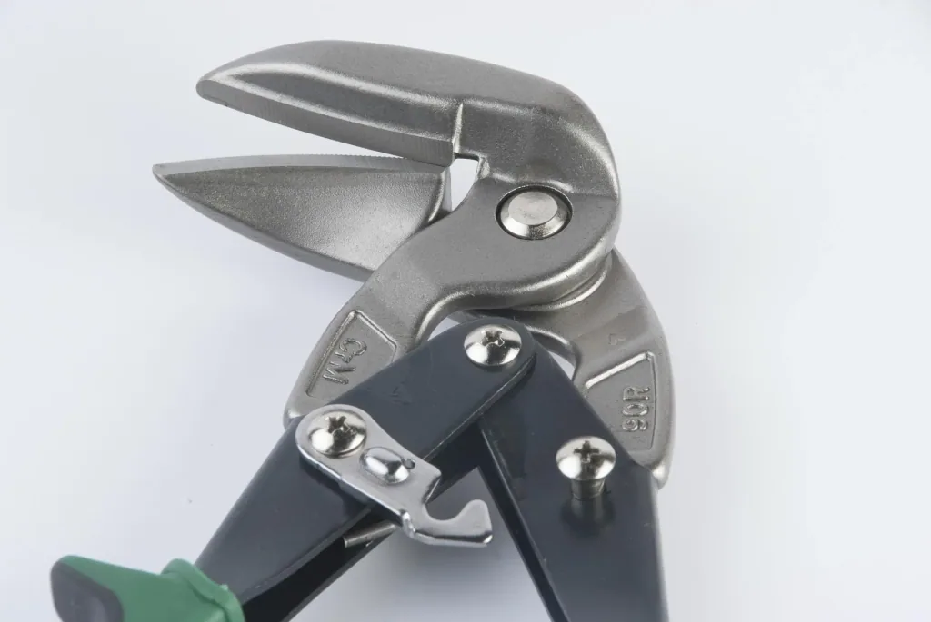 Angle figure and through-feed scissors right
