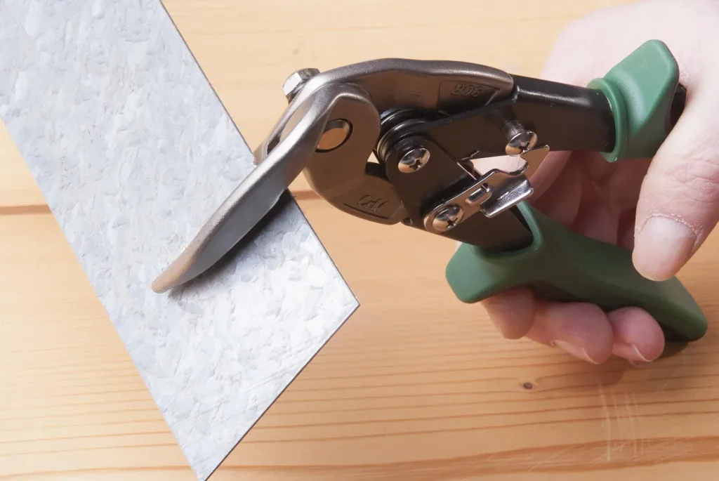 Angle figure and through-feed scissors right