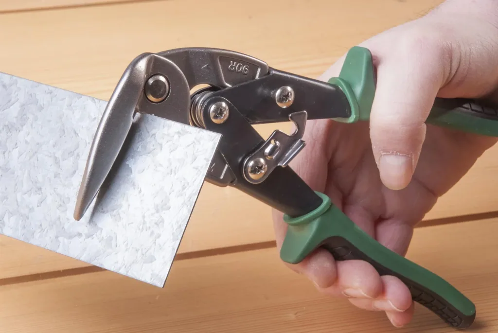 Angle figure and through-feed scissors right