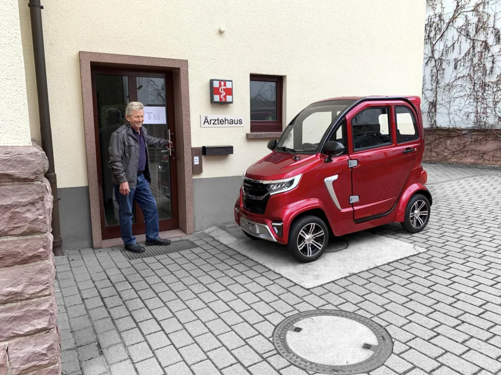 4-wheel electric cabin vehicle eLazzy Premium 45 km/h red, with free on-site instruction