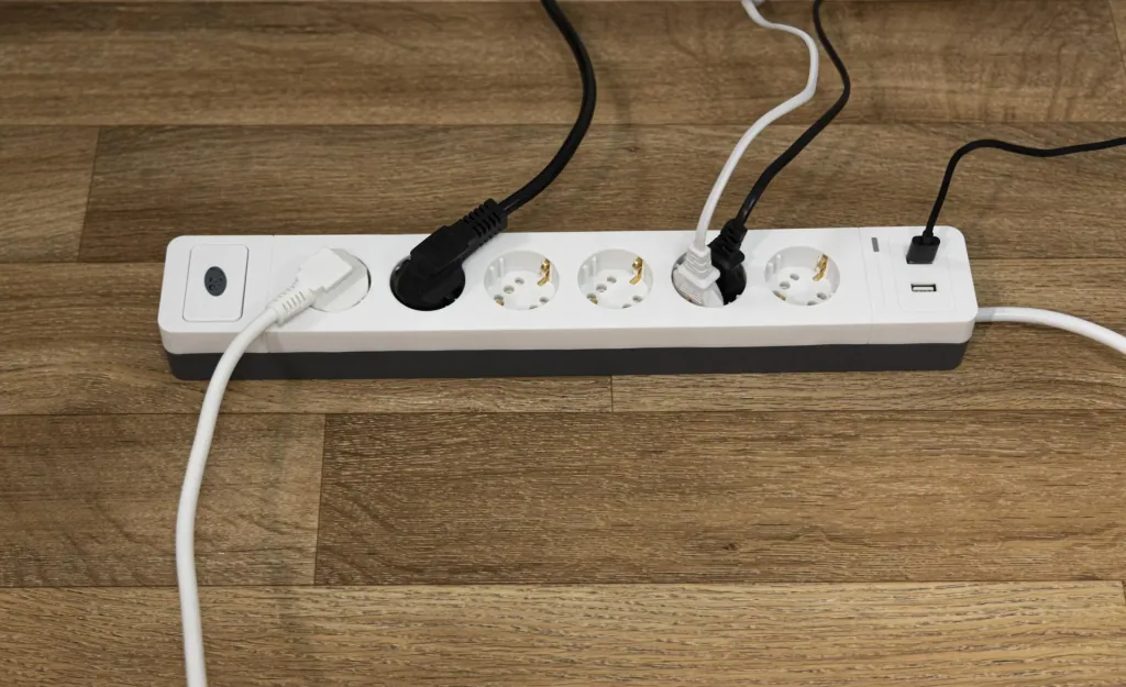 3-way power strip with combo plug system