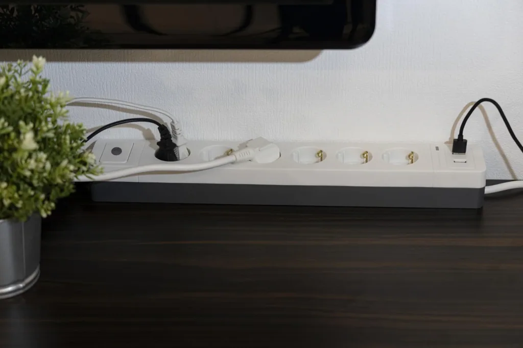 3-way power strip with combo plug system