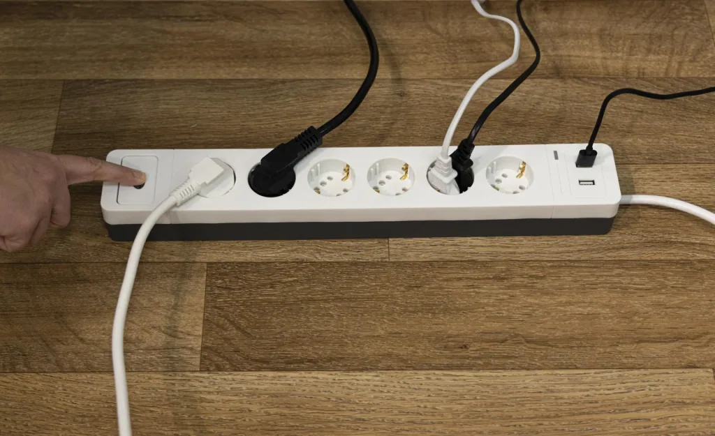 3-way power strip with combo plug system