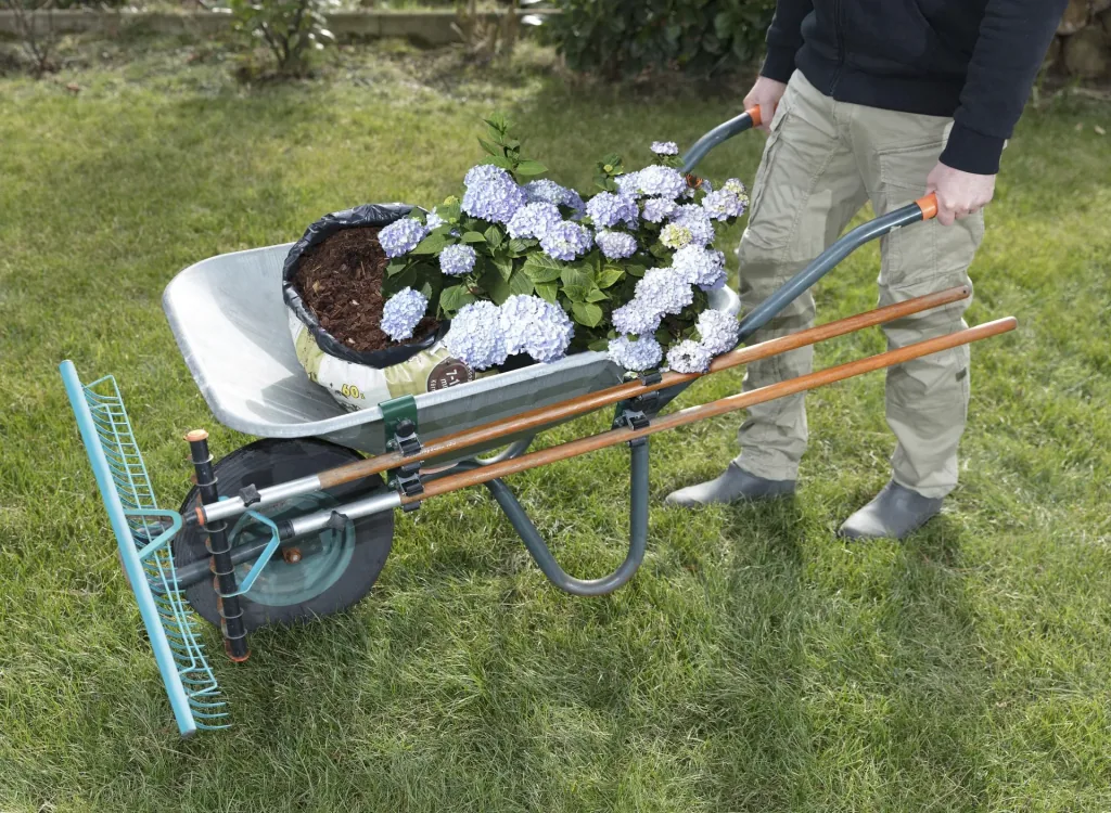 Garden tool wheelbarrow holder for wheelbarrows with a maximum width of 20 mm, LxW 190x50 mm, weight 500 g
