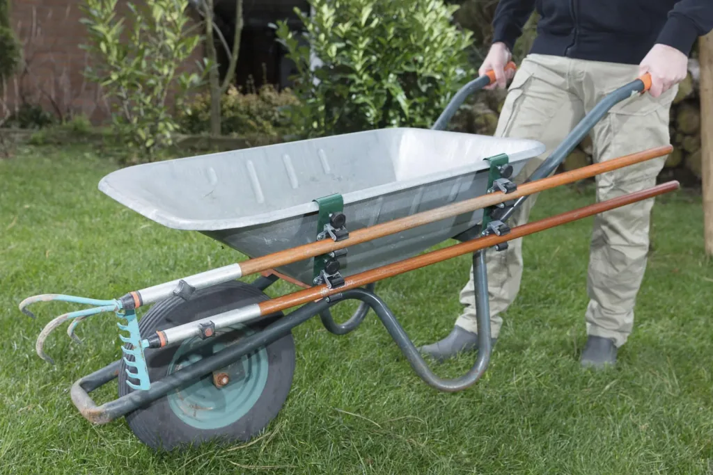 Garden tool wheelbarrow holder for wheelbarrows with a maximum width of 20 mm, LxW 190x50 mm, weight 500 g