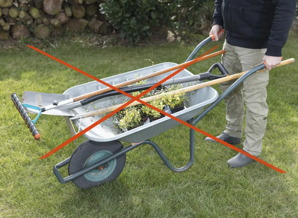 Garden tool wheelbarrow holder for wheelbarrows with a maximum width of 20 mm, LxW 190x50 mm, weight 500 g