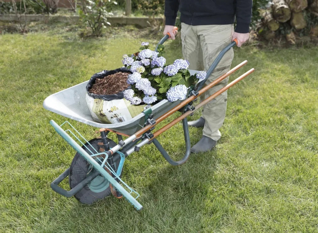 Garden tool wheelbarrow holder for wheelbarrows with a maximum width of 20 mm, LxW 190x50 mm, weight 500 g