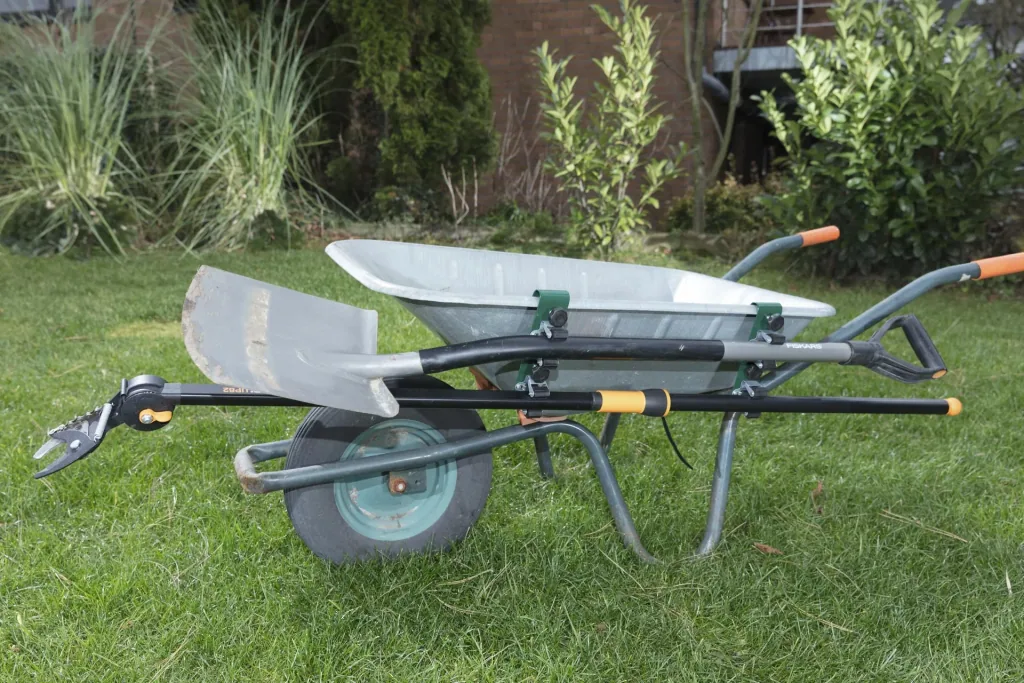 Garden tool wheelbarrow holder for wheelbarrows with a maximum width of 20 mm, LxW 190x50 mm, weight 500 g