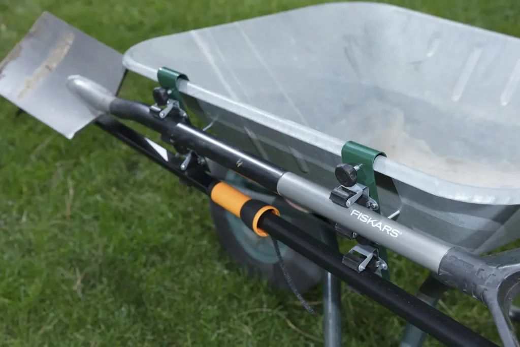 Garden tool wheelbarrow holder for wheelbarrows with a maximum width of 20 mm, LxW 190x50 mm, weight 500 g