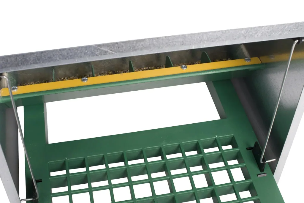 Poultry feeder with step plate for 5 kg feed