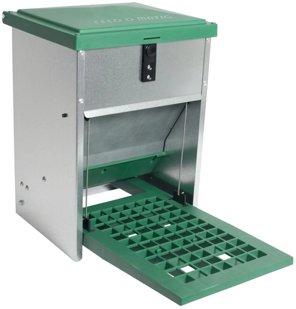 Poultry feeder with step plate for 5 kg feed