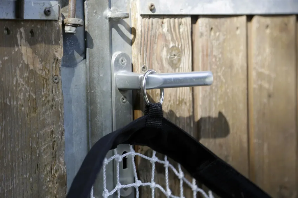 Hay net with filling aid 83 x 83 cm, capacity 5.5 kg