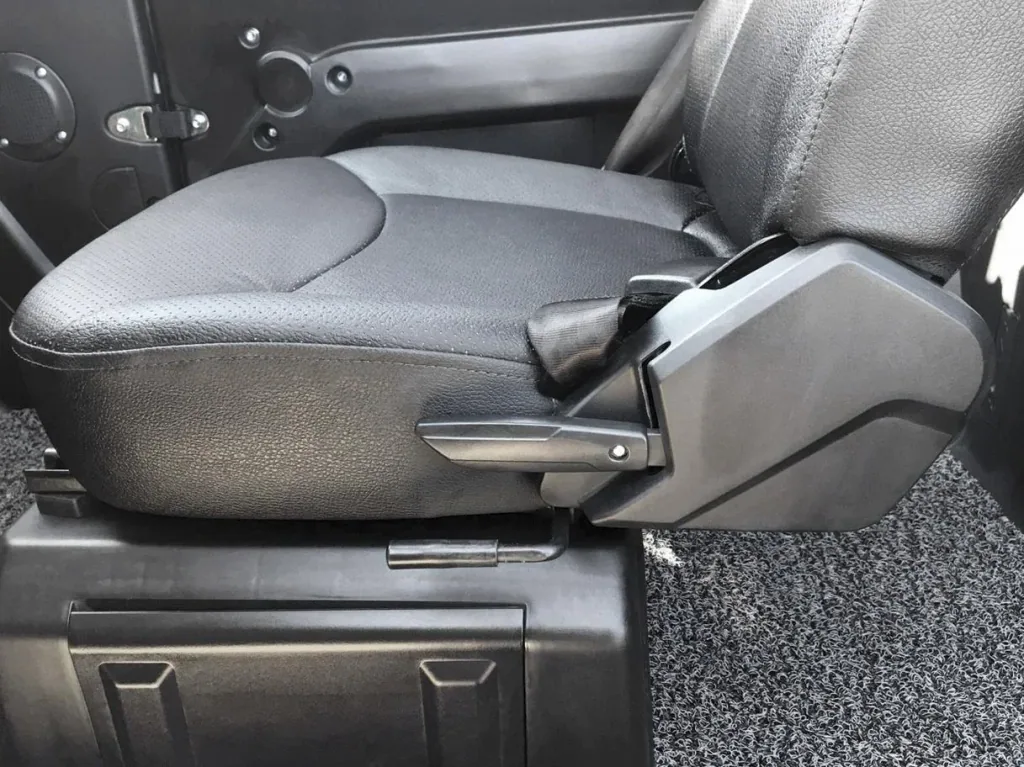 4-wheel electric cabin vehicle eLazzy Premium 45 km/h terraplatinum, with free on-site instruction