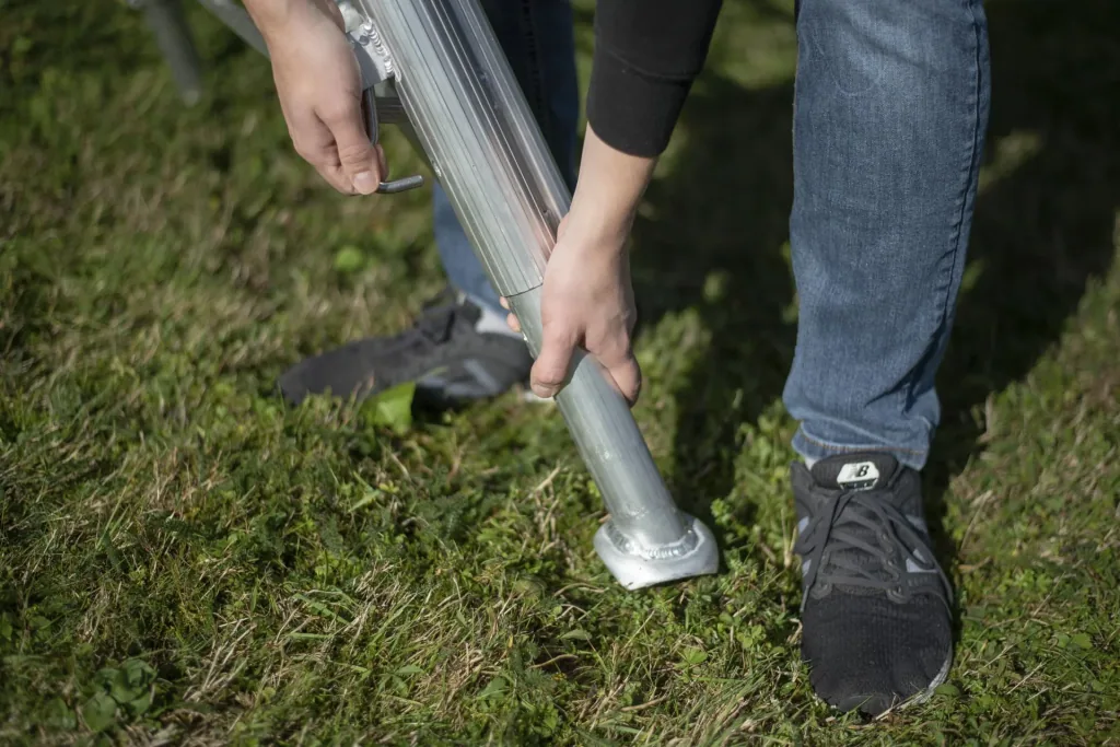 Driepoot tuinladder 3-potig 140×267,5×361 cm Aluminium Zilver – in hoogte verstelbare steunpoot