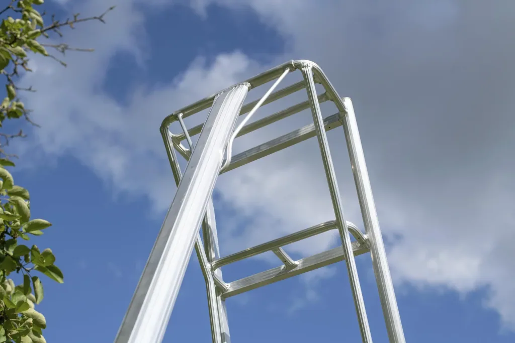 Driepoot tuinladder 3-potig 140×267,5×361 cm Aluminium Zilver – in hoogte verstelbare steunpoot