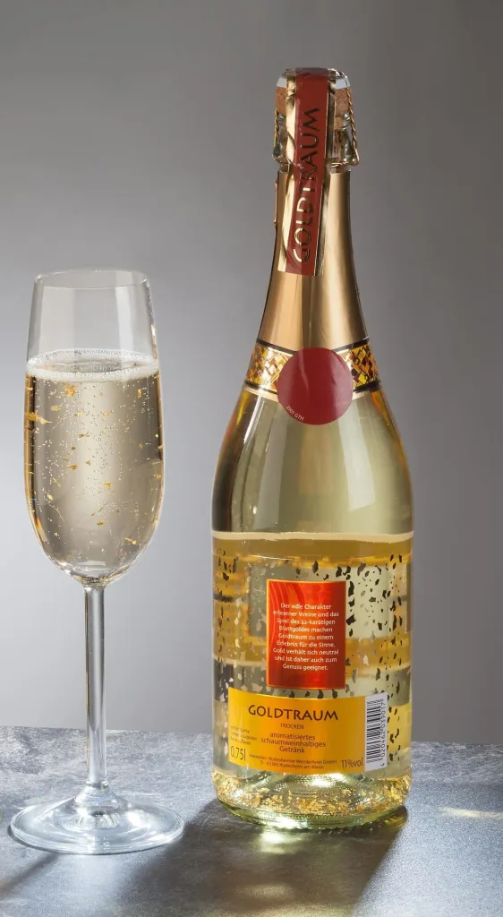 Wooden gift box with handle and 1 bottle of Goldtraum, 750 ml
