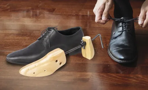 Shoe stretcher for men