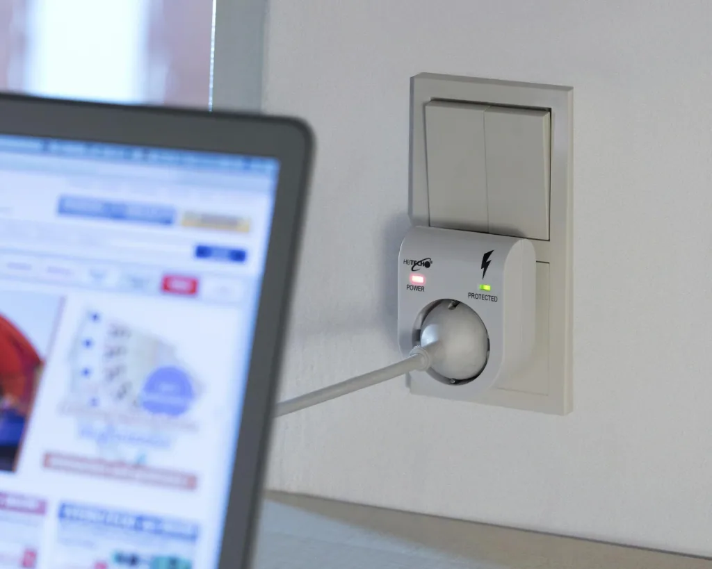 Surge protection adapter child protection with status display