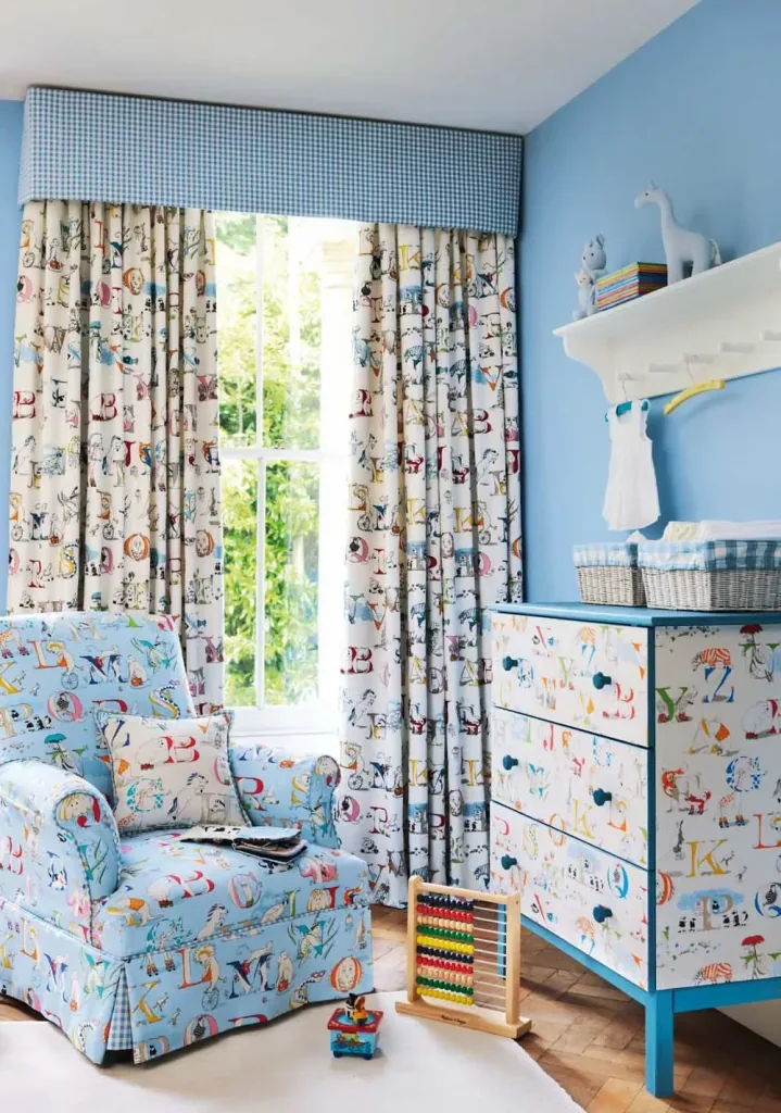 Little Sanderson Abracazoo motief stof alfabet geborduurd crème Rainbow
