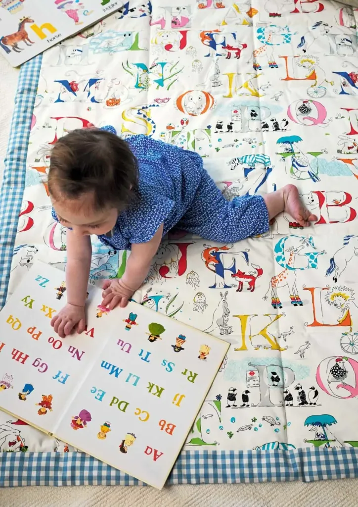 Little Sanderson Abracazoo motief stof alfabet geborduurd crème Rainbow
