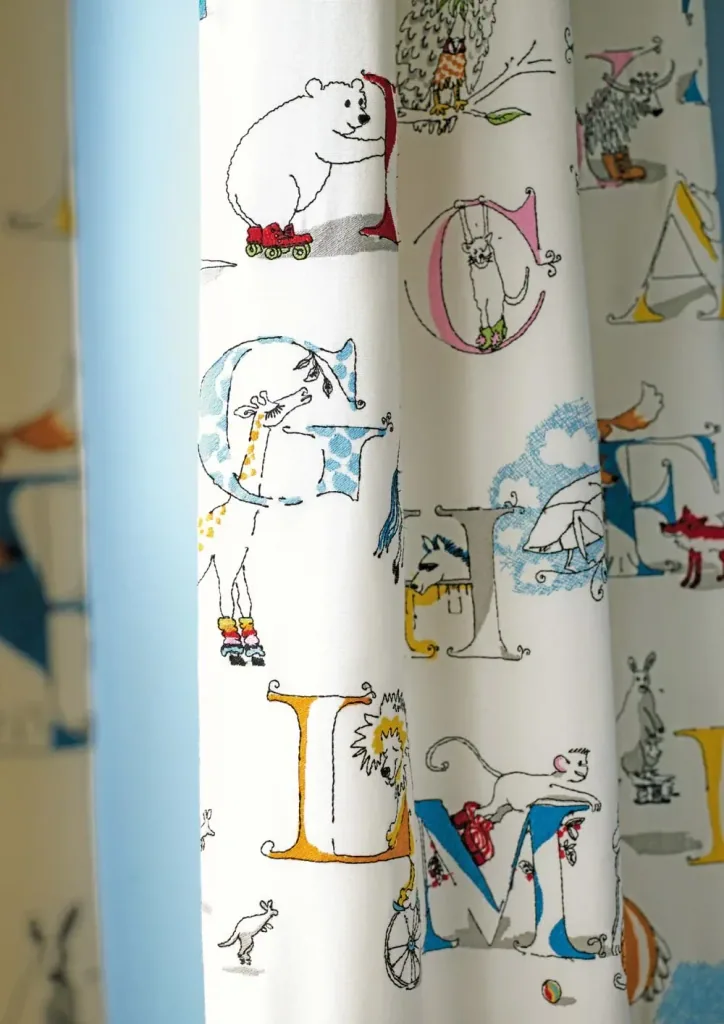 Little Sanderson Abracazoo motief stof alfabet geborduurd crème Rainbow