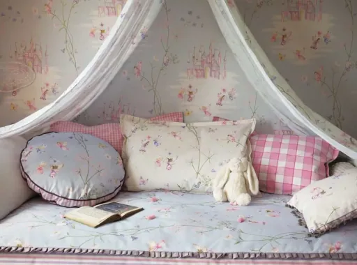 Sanderson Abracazoo behang sprookjeskasteel crème paars roze