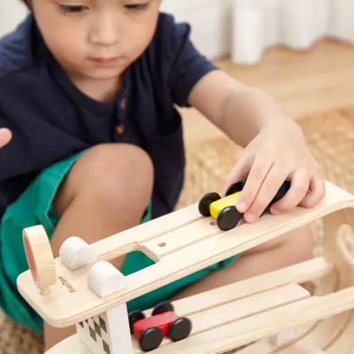 Plan Toys knikkerbaan met auto's