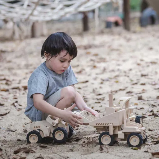Houten kindergraver van Plan Toys Bagger