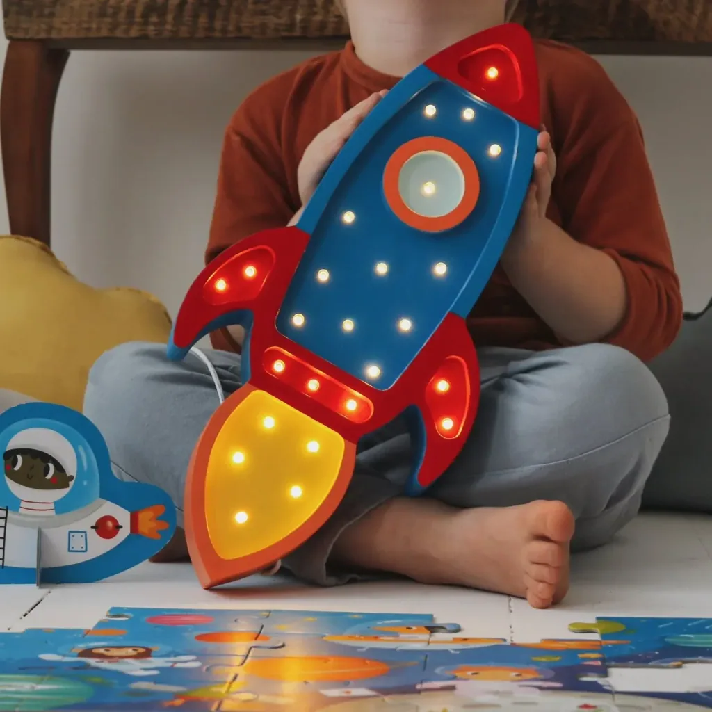 Little Lights nachtlampje voor kinderen, nachtlampje Ruimteschip – 100% natuurlijk grenen, kleur: marineblauw/rood