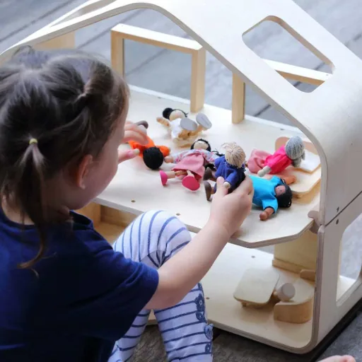 Plan Toys Modern poppenhuis gemeubileerd hout naturel