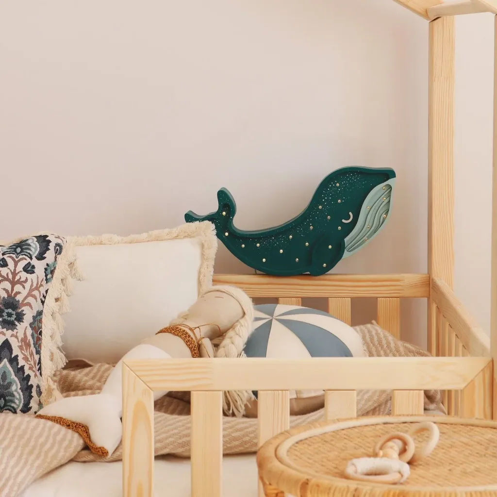 Little Lights nachtlampje voor kinderen, nachtlamp walvis – 100% natuurlijk grenen, kleur: Galaxy-taling