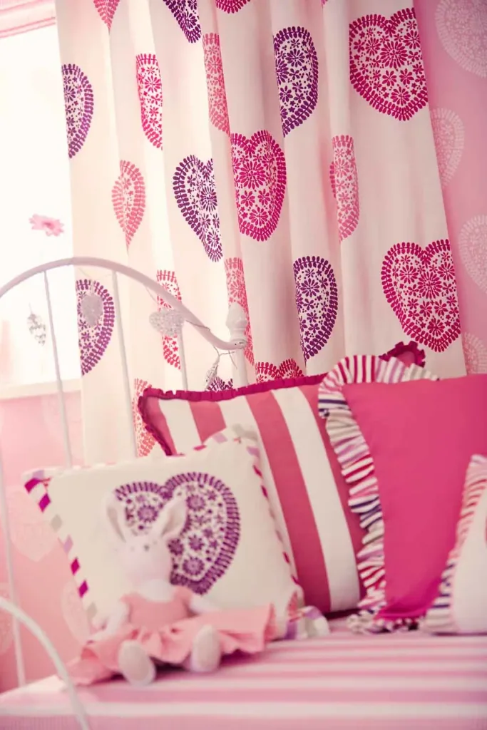 Harlequin all about me behang roze hartjes wit