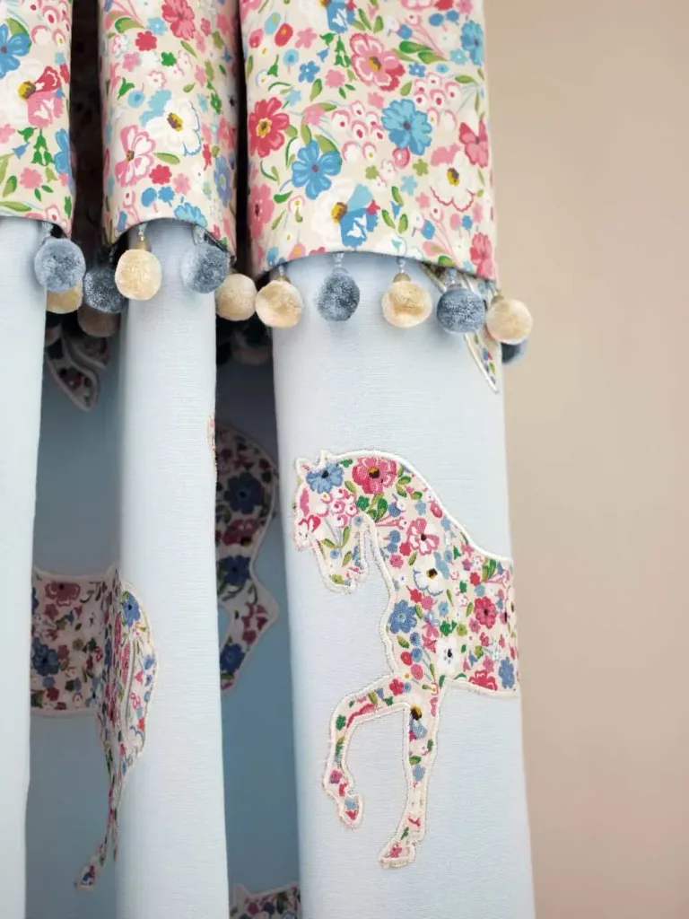 Little Sanderson Abracazoo motief stof geappliqueerde paarden lichtblauw