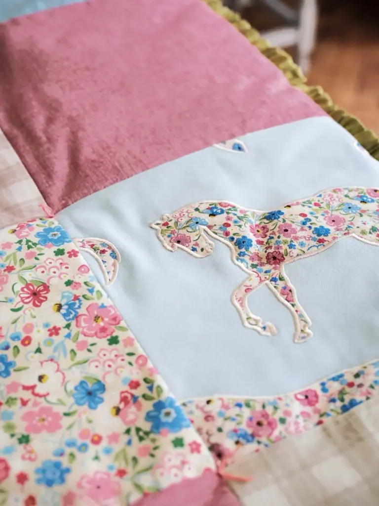 Little Sanderson Abracazoo motief stof geappliqueerde paarden lichtblauw