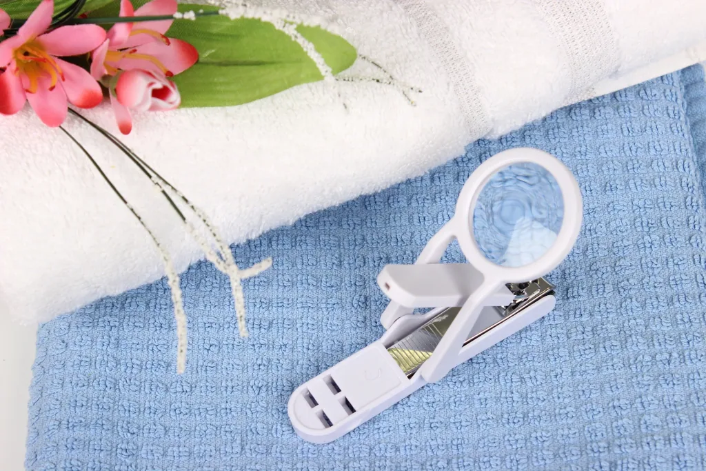 Nagelknipper met loep, wit
