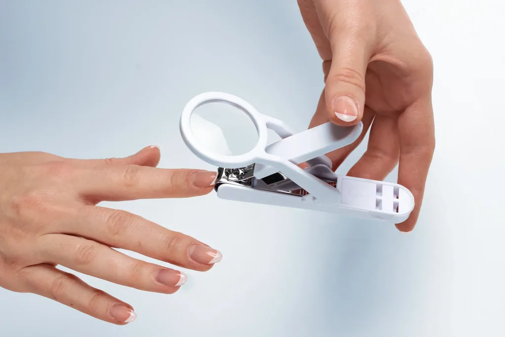 Nagelknipper met loep, wit