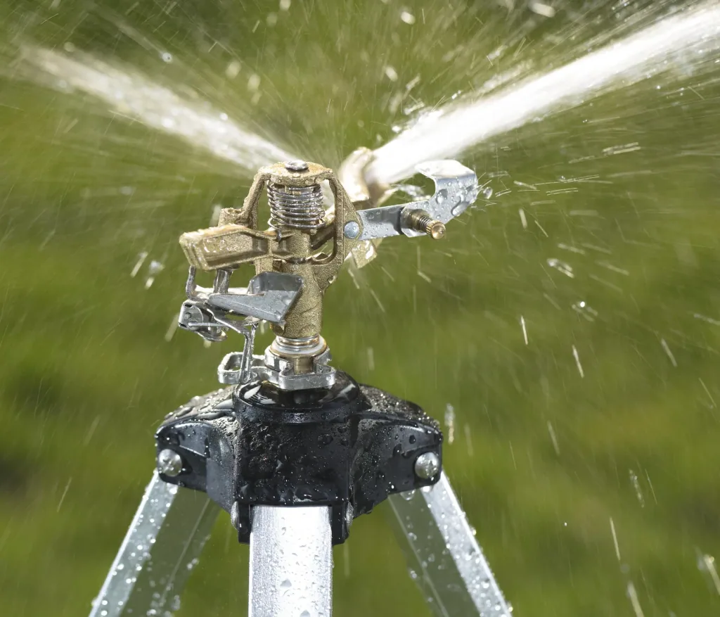 Professional impulse sprinkler, with telescopic tripod
