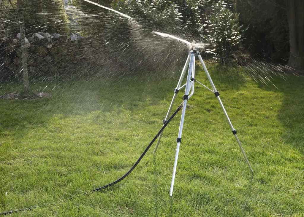 Professional impulse sprinkler, with telescopic tripod