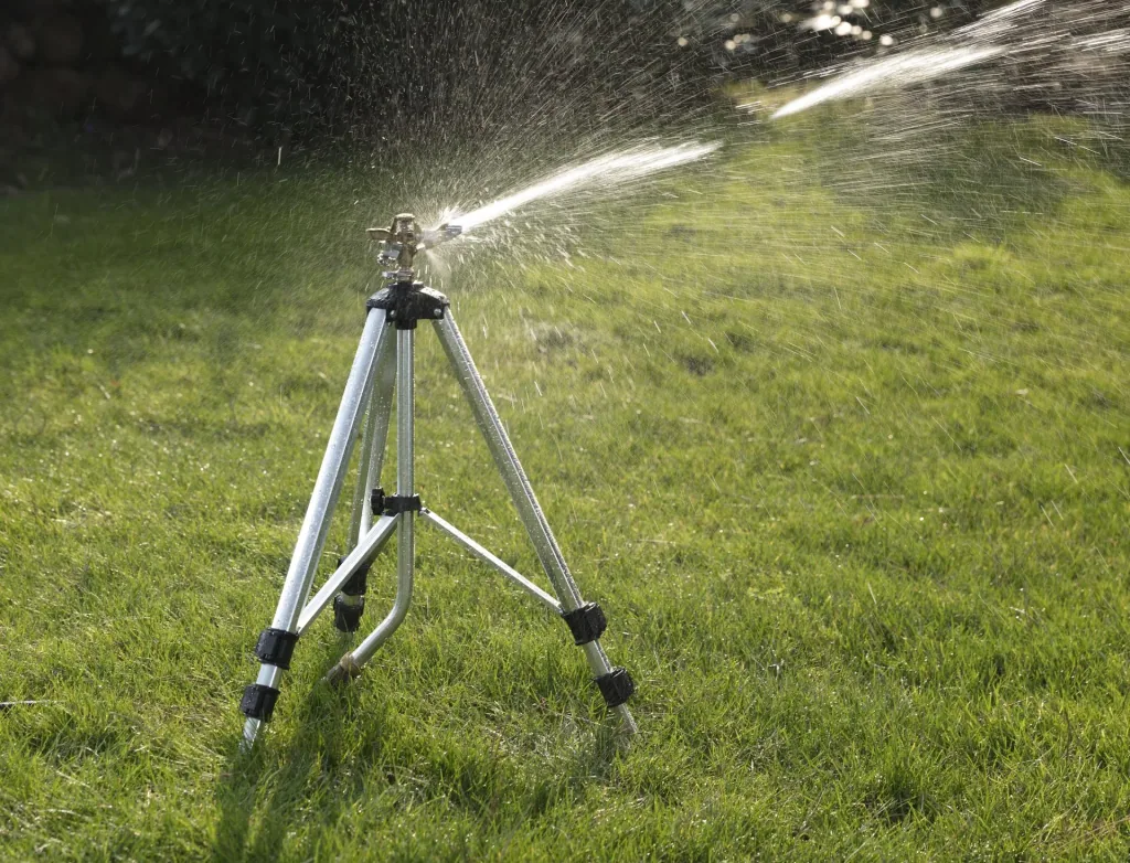 Professional impulse sprinkler, with telescopic tripod