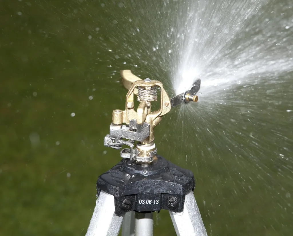 Professional impulse sprinkler, with telescopic tripod