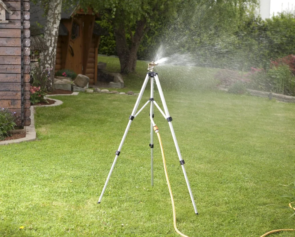 Professional impulse sprinkler, with telescopic tripod