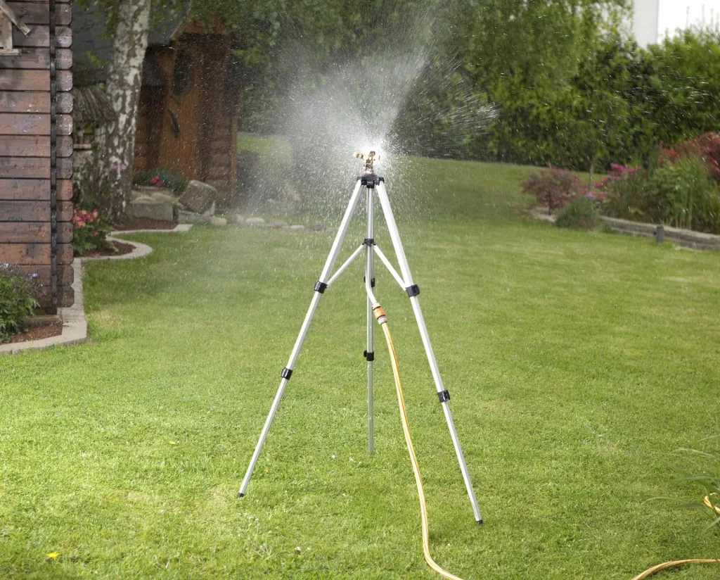 Professional impulse sprinkler, with telescopic tripod