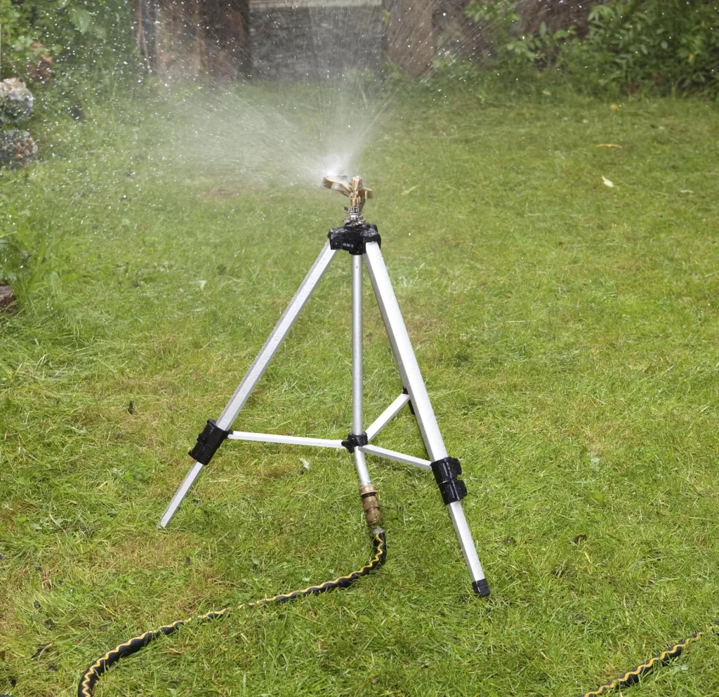 Professional impulse sprinkler, with telescopic tripod