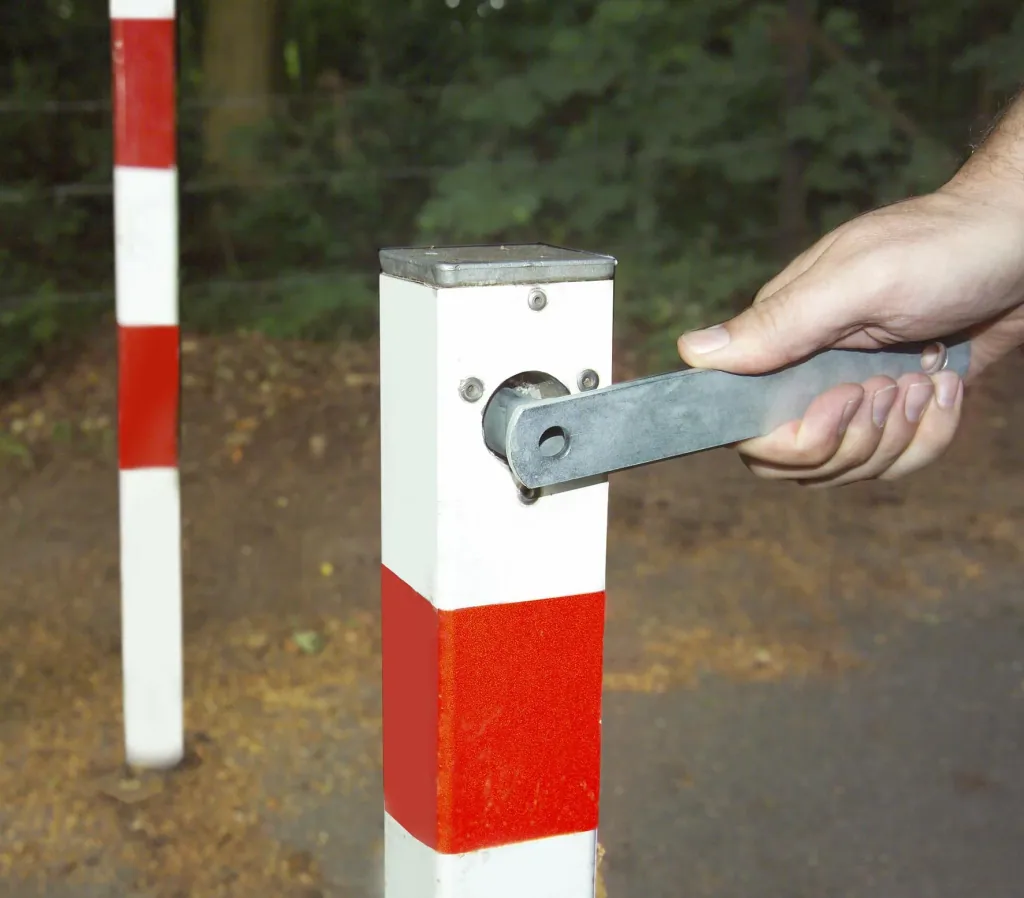 Bollard key triangular