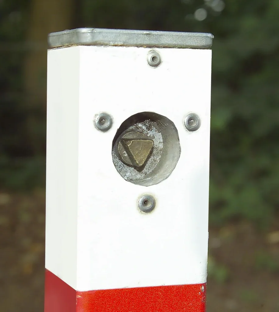 Bollard key triangular