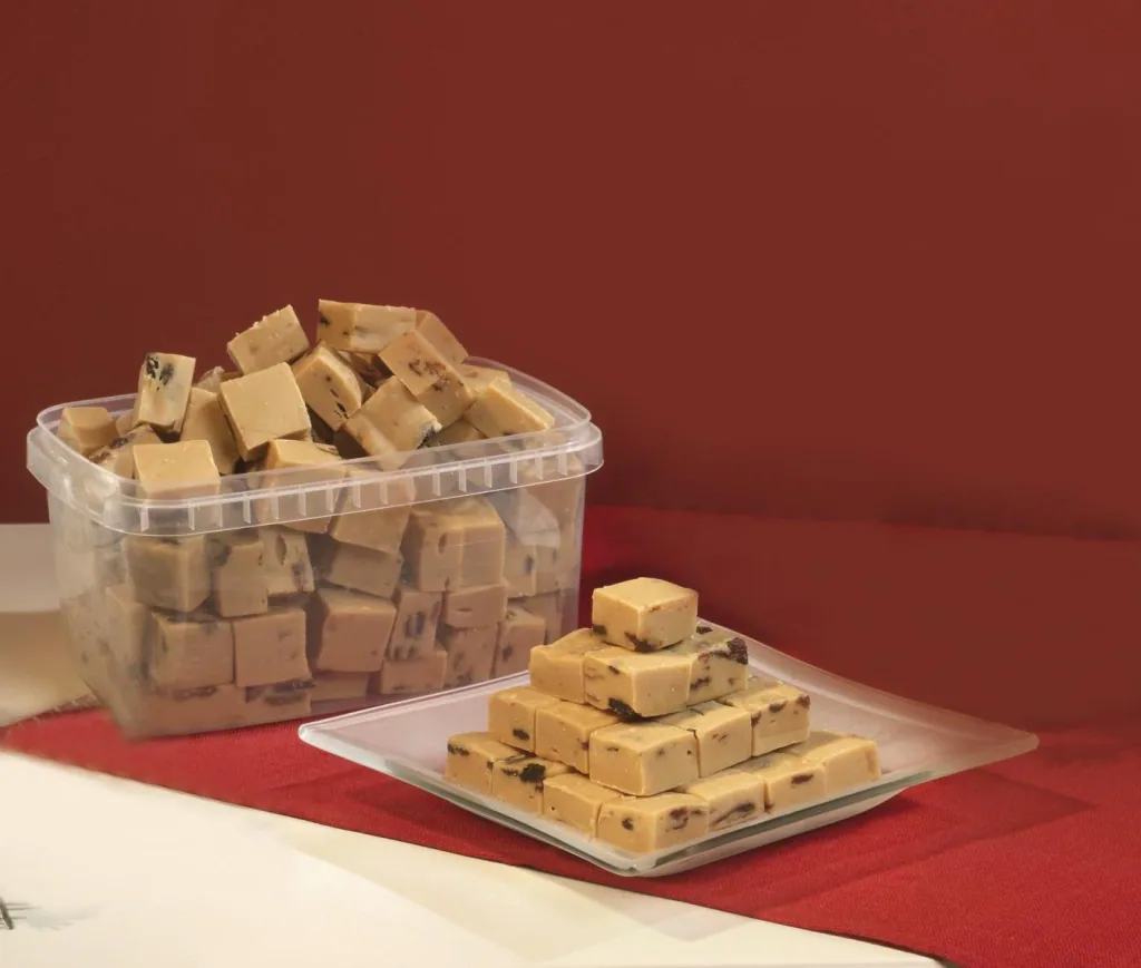 Rum-Raisin Fudge in a Fresh Box, Old English, 800 g