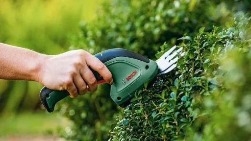 EasyShear cordless shrub and grass shears set